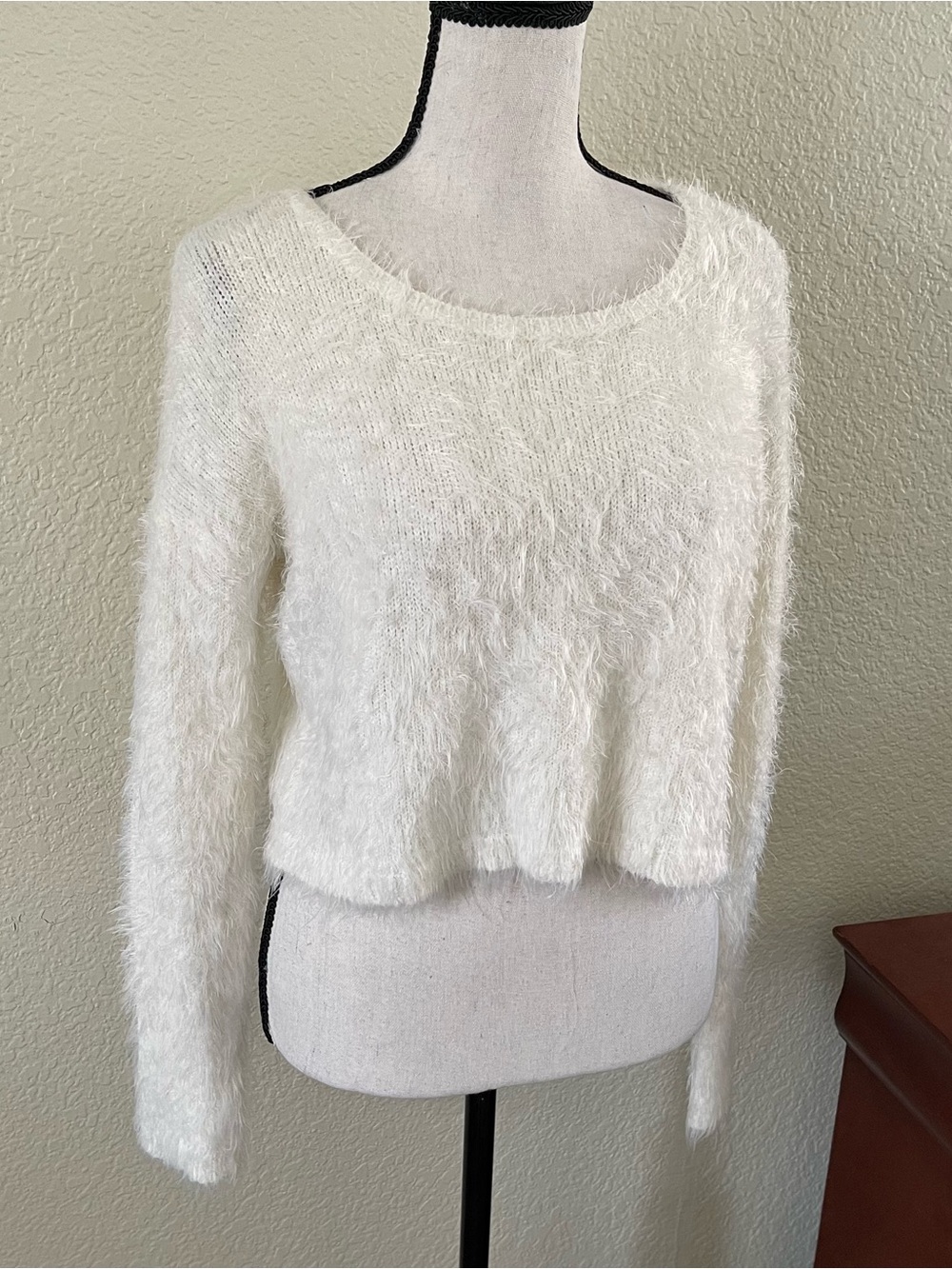 HOLLISTER White Fuzzy Eyelash Long Sleeve Cropped Sweater Size L Y2K Scoop Neck